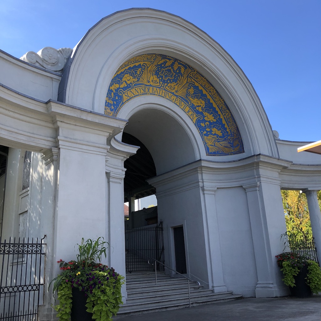 Sunnyside Bathing Pavilion front entrance and archway in Beaux-Arts style.
