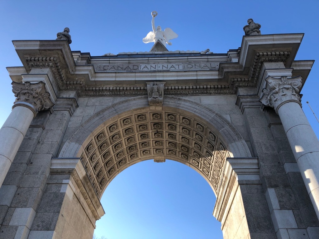 The Winged Victory atop the central arch at the Princes' Gates.